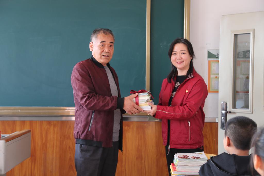 党委书记张家玥向育英小学捐赠课外读物