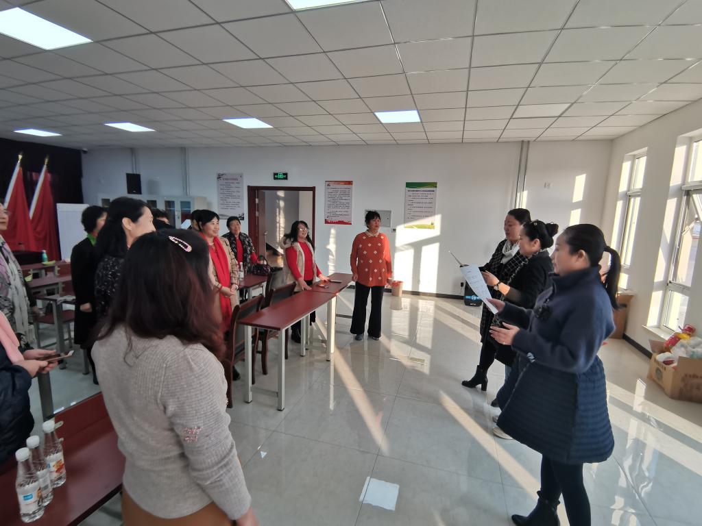 声乐支部党员教唱村歌《奋进中的北刘村》