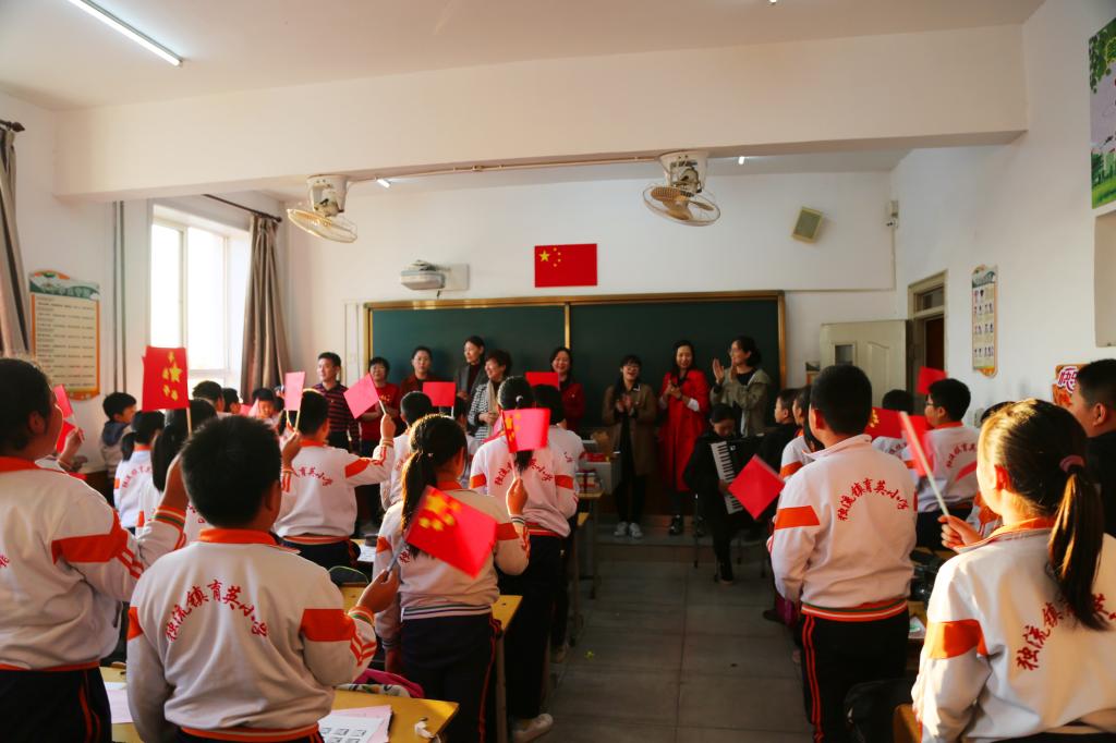 手风琴伴奏、师生齐唱《歌唱祖国》